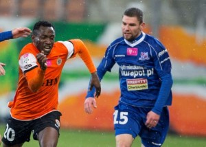 05.12.2013, lubin, T-Mobile Ekstraklasa, Zaglebie Lubin - Podbeskidzie Bielsko-Biala, David Solomon Abwo (Zaglebie Lubin), Dariusz Latka (Podbeskidzie Bielsko-Biala), Krzysztof Chrapek (Podbeskidzie Bielsko-Biala)